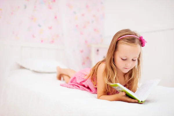 Petite fille dans sa chambre — Photo