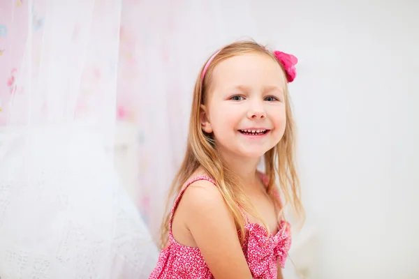 Niña en su habitación —  Fotos de Stock