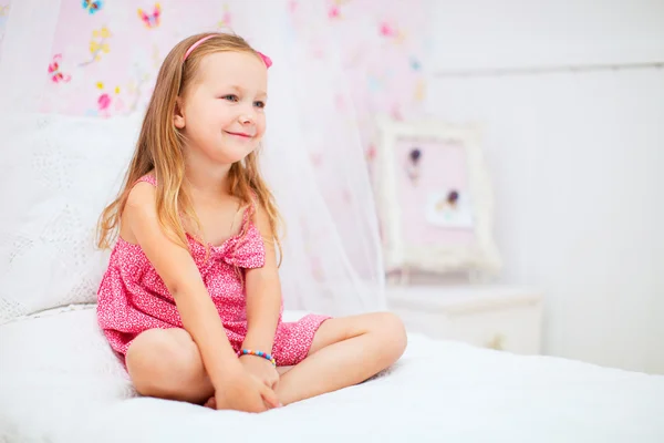 Kleines Mädchen in ihrem Zimmer — Stockfoto
