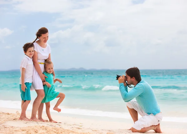 熱帯のビーチでの休暇に家族 — ストック写真
