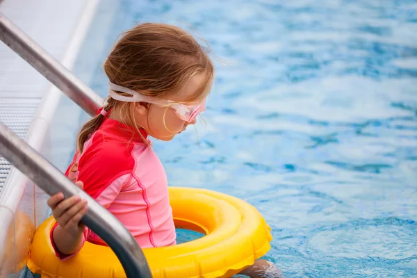 Yüzme Havuzu, küçük kız — Stok fotoğraf