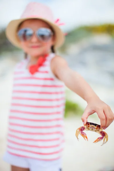 Klein meisje houden een krab — Stockfoto