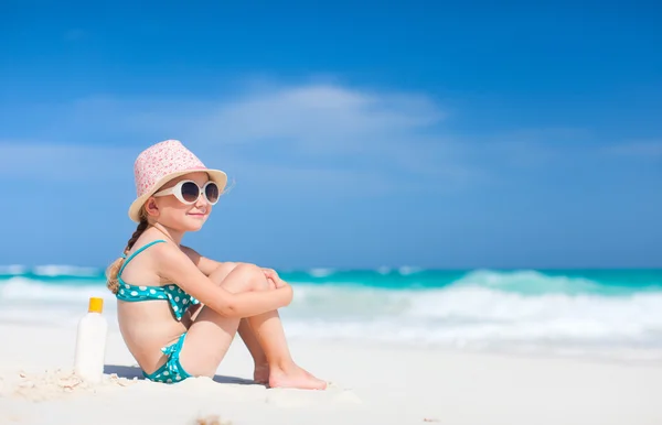 Petite fille mignonne à la plage — Photo