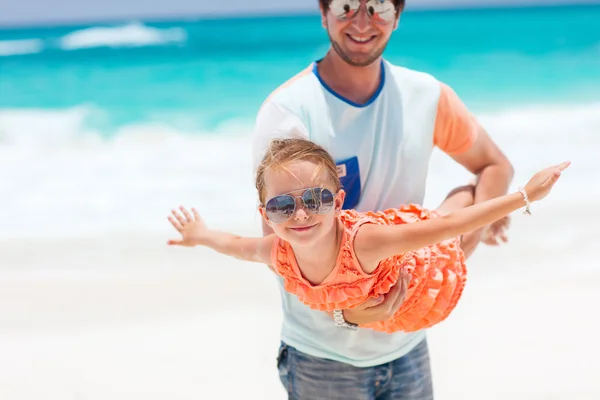 Far och dotter på stranden — Stockfoto