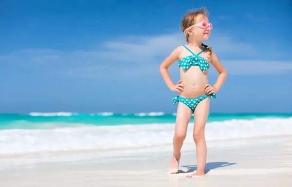 Linda niña en la playa — Foto de Stock