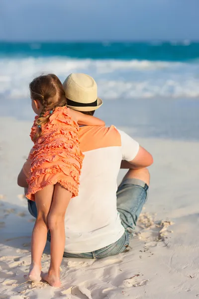 Vader en dochter op strand — Stockfoto