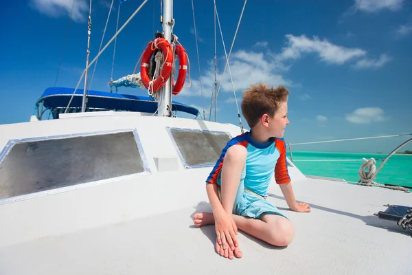 Niño en yate de lujo — Foto de Stock