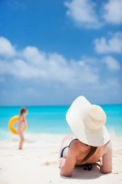 Ung kvinna som kopplar av på stranden — Stockfoto