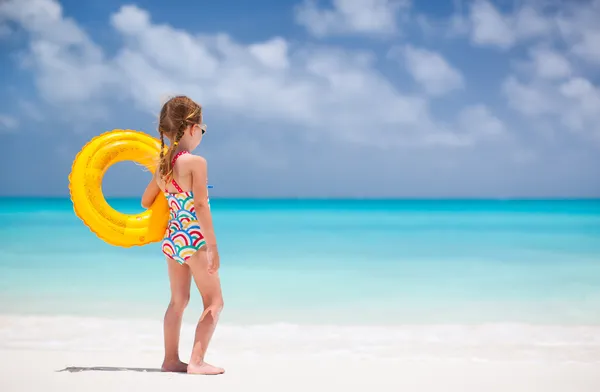 Schattig klein meisje op strand — Stockfoto