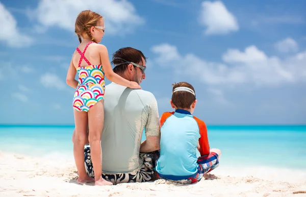 Vader met kinderen op strand — Stockfoto