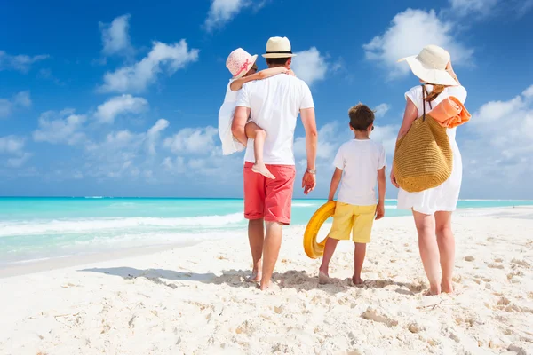 Família praia férias — Fotografia de Stock