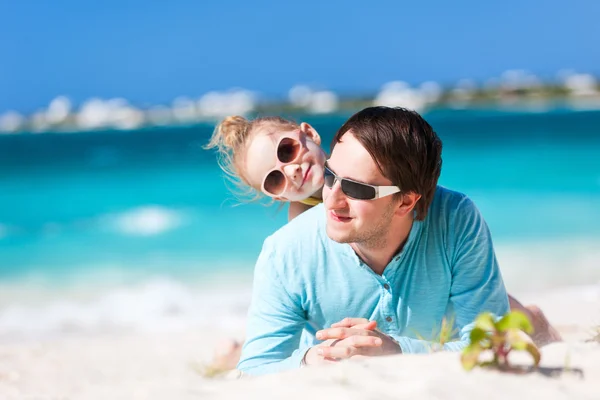 Vader en dochter op strand — Stockfoto