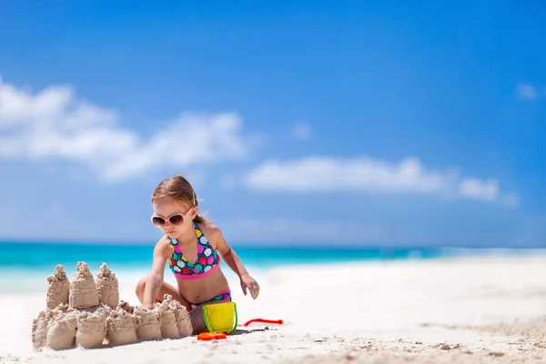 Kleines Mädchen am tropischen Strand — Stockfoto