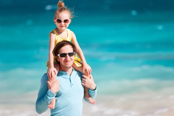 Far och dotter på stranden — Stockfoto