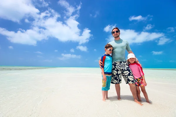 Padre con bambini in spiaggia — Foto Stock