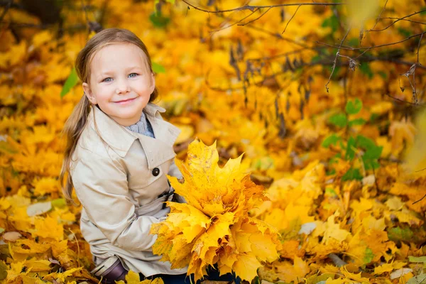 Holčička venku na podzimní den — Stock fotografie