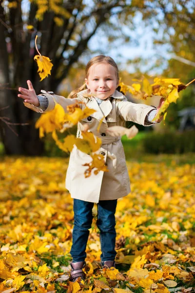 Маленькая девочка на открытом воздухе в осенний день — стоковое фото