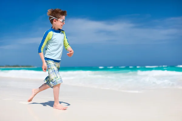 Schattige jongen op strand — Stockfoto