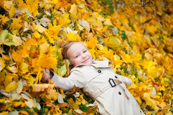 Kleines Mädchen an einem Herbsttag im Freien — Stockfoto