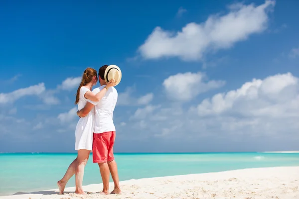 Paar op tropisch strand — Stockfoto