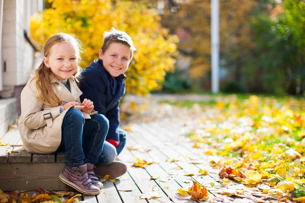 Małe dzieci na zewnątrz w jesienny dzień — Zdjęcie stockowe