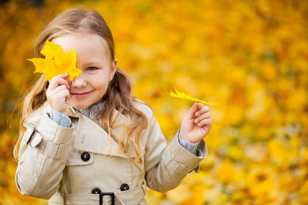 Κοριτσάκι σε εξωτερικούς χώρους σε μέρα του φθινοπώρου — Φωτογραφία Αρχείου