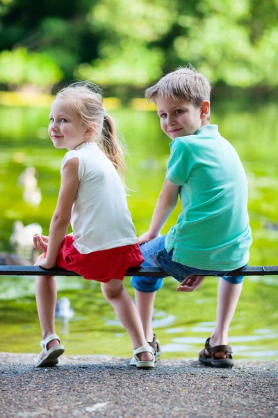 Dois miúdos num parque — Fotografia de Stock