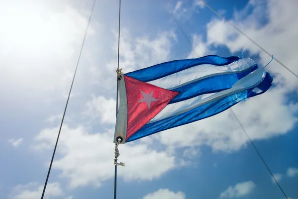 Кубинский флаг над небом — стоковое фото