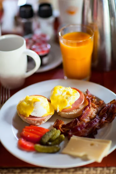 Läckra ägg serveras till frukost — Stockfoto