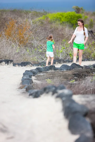 Matka a dcera turistiky na Galapágy — Stock fotografie