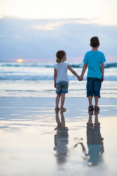 Due bambini in spiaggia — Foto Stock