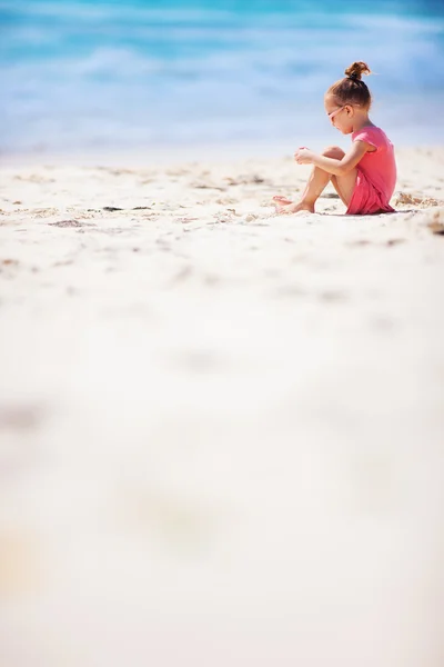 Bedårande liten flicka på stranden — Stockfoto