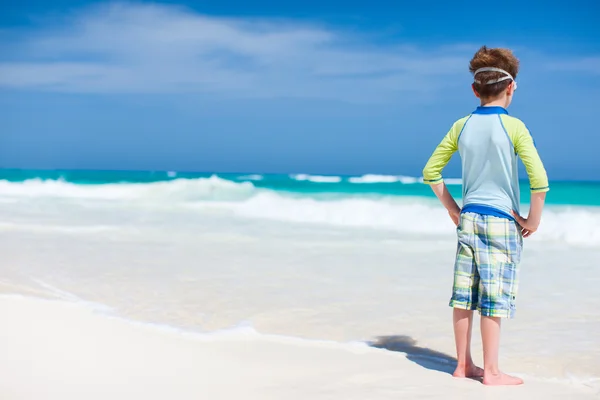 Menino na praia — Fotografia de Stock