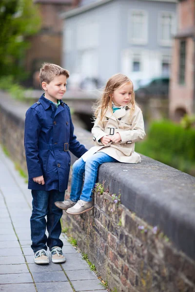 Kinderen buiten in stad — Stockfoto