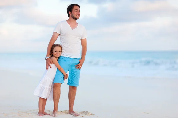 Vader en dochter op strand — Stockfoto