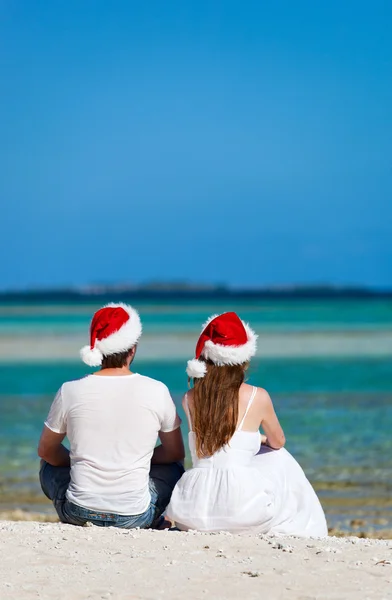 İki Noel Baba şapkaları Beach içinde — Stok fotoğraf