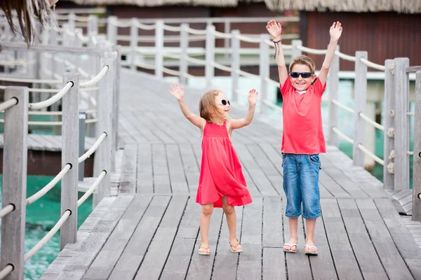 Two kids at resort — Stock Photo, Image