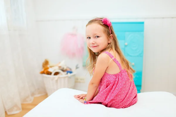 Petite fille dans sa chambre — Photo