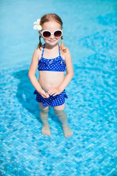 Menina na piscina — Fotografia de Stock