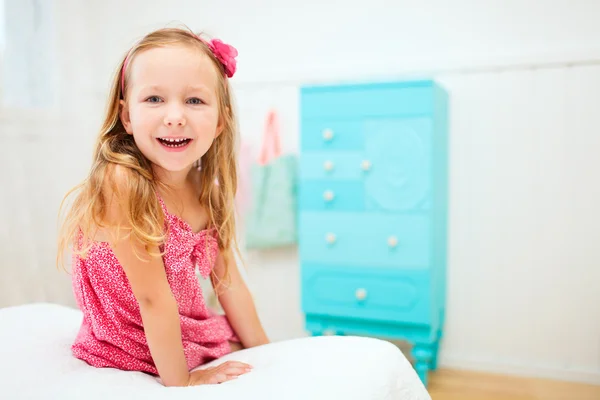 Niña en su habitación —  Fotos de Stock