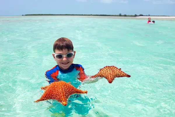 Kleine jongen met een zeester — Stockfoto