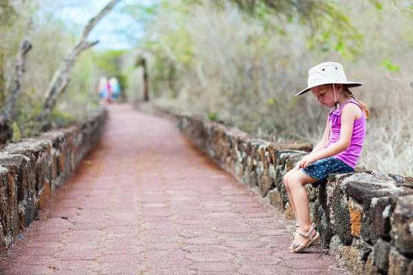 Kleines Mädchen auf einer Wanderung — Stockfoto
