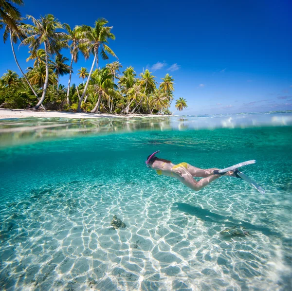 Mulher nadando debaixo d 'água — Fotografia de Stock