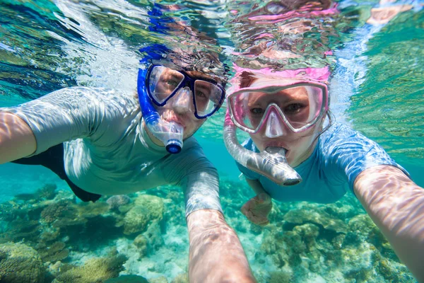 Paar snorkelen — Stockfoto