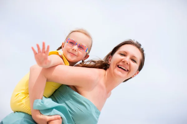 Mãe e filha se divertindo ao ar livre — Fotografia de Stock