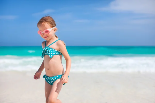 Adorable niña en la playa —  Fotos de Stock