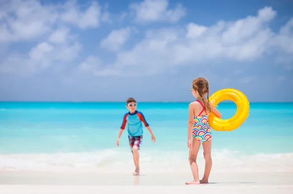 Двое детей на тропическом пляже — стоковое фото