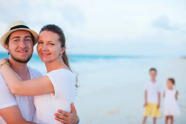 Familjen på en tropisk strandsemester — Stockfoto