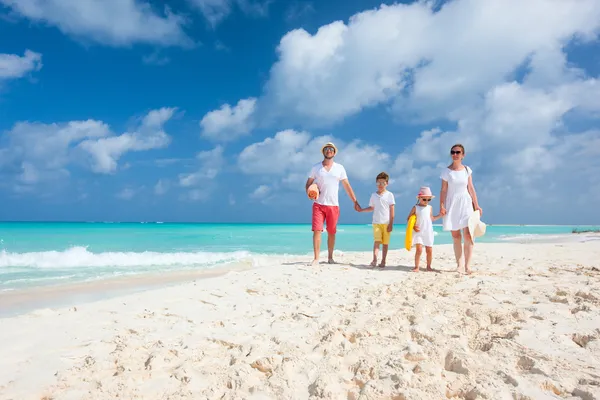 Familjen på en tropisk strandsemester — Stockfoto