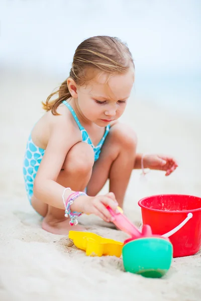 Niña jugando en la playa —  Fotos de Stock